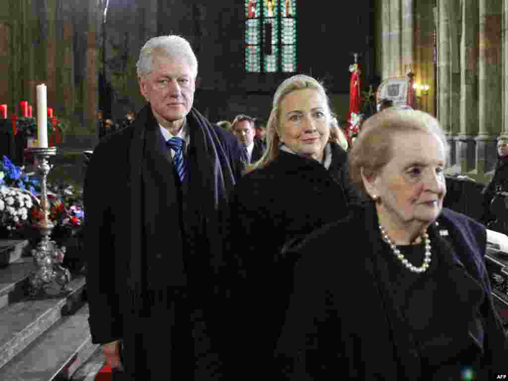 از راست به چپ: مادلین آلبرایت، وزیر خارجه اسبق آمریکا، هیلاری کلینتون، وزیر خارجه کنونی، و بیل کلینتون، رئیس جمهور پیشین ایالات متحده در مراسم یادبود واتسلاو هاول/ پراگ، دوم دی ماه ۹۰