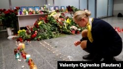 Колеги і родичі членів екіпажу літака «Міжнародних авіалінії України» «Боїнг 737-800», який зазнав катастрофи в Ірані, вшановують загиблих в міжнародному аеропорту «Бориспіль» біля Києва, 8 січня 2020 року