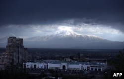 Протягом століть гора Арарат була символом для вірмен. У вересні 2025 року уряд Вірменії вирішив видалити зображення гори зі штампів у паспортах, що викликало обурення громадськості. На фото: вид на гору, розташовану в Туреччині, з вірменського боку