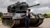 Almaniya kansleri Olaf Şolts Ukrayna hərbçilərinin təlim keçdiyi Oldenburqda Flakpanzer Gepard tankının qarşısında 