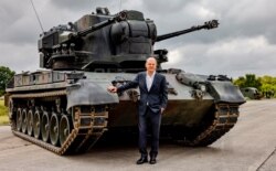 Канцлер ФРГ Олаф Шольц на фоне ЗСУ Gepard. 25 августа 2022 года
