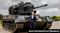 Գերմանիայի կանցլեր Օլաֆ Շոլցը Flakpanzer Gepard տեսակի հակաօդային պաշտպանության ինքնագնացի մոտ, Պուտլոս, 25 օգոստոսի, 2022թ.
