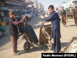 به دلیل مشکلات اقتصادی در افغانستان کودکان زیادی مجبور شده اند کار های شاقه انجام بدهند تا از خانواده های خود را حمایت کنند