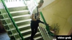 Владислав Росляков під час скоєння масового вбивства у коледжі Керчі, кадр з камери відеоспостереження