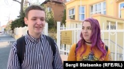 Українські студенти по обміну Андрій Синишин і Марта Хомутенко прийшли зареєструватися