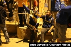 Фанаты "Фенербахче" пьют пиво и скандируют лозунги против Эрдогана