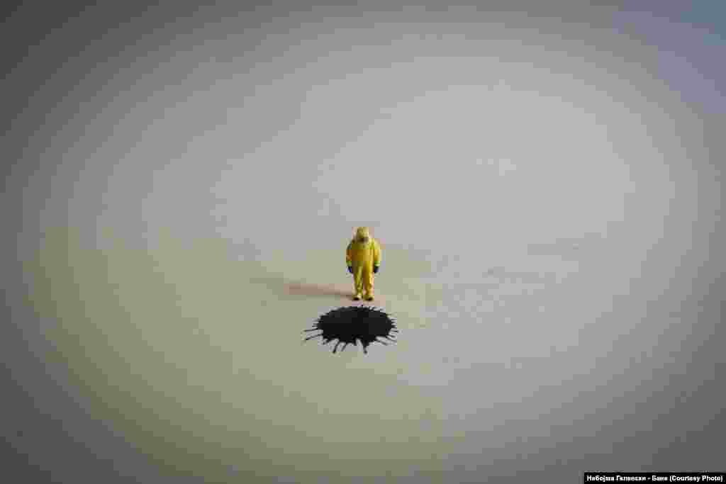 „Човекот во жолтото заштитно одело“, уметнички проект на Небојша Гелевески - Бане