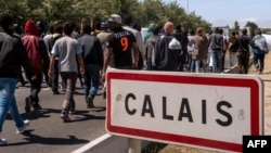Мигранттар көлік жолымен Кале қаласына бара жатыр. 17 маусым 2015 жыл.