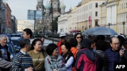 Turiști chinezi în centrul metropolei nordice a Rusiei, St. Petersburg (fotografie de arhivă)