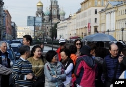 Kineski turisti stoje u redu da vide atrakcije u Sankt Peterburgu, u Rusiji.