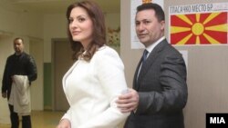 Премиерот Никола Груевски со својата сопруга гласаше во вториот круг од Локалните избори 2013.