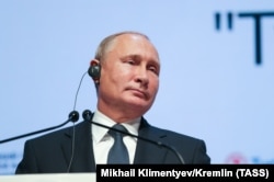 Президент России Владимир Путин во время церемонии завершения строительства морского участка газопровода «Турецкий поток» в режиме видеоконференции в конгресс-центре «Люфти Кирдар». Турция. Стамбул, ноябрь 2018 года