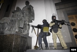 Украинские солдаты охраняют здание Верховной Рады