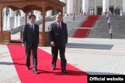Жапония премьер-министрі Синдзо Абэ (сол жақта) мен Тәжікстан президенті Эмомали Рахмон. Душанбе, 24 қазан 2015 жыл.