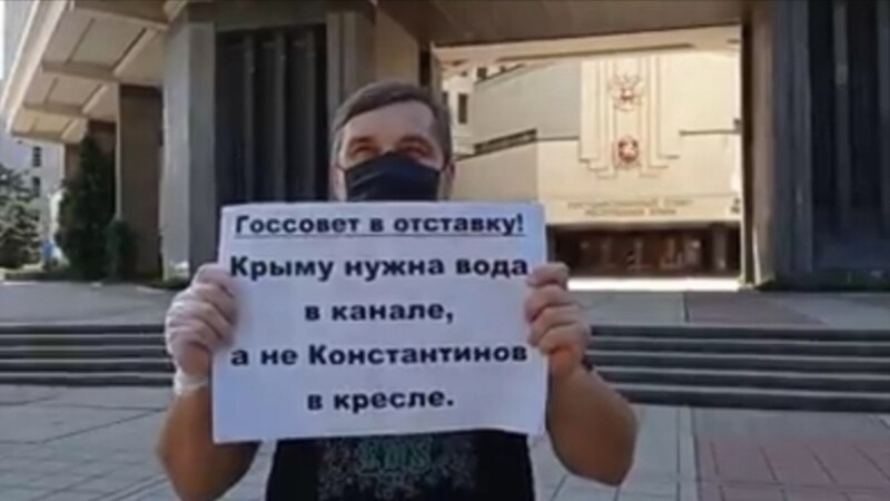 Обыск и 20-тысячный штраф. Крымских активистов осудили за одиночные пикеты месячной давности 