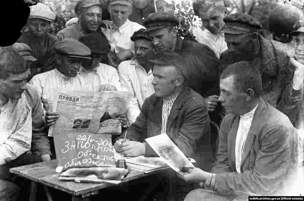 Донецьке село Удачне та Голодомор 1932–33 років у фотографіях Марка Залізняка Донецької, області, Удачне, району, Гришинського, імені, 1930і, Бєдного, колгоспу, селянина, колгоспі, зернових, трудодні, Здача, 1930–1933, Залізняка, отримують, Обмолот, Селяни, зерна