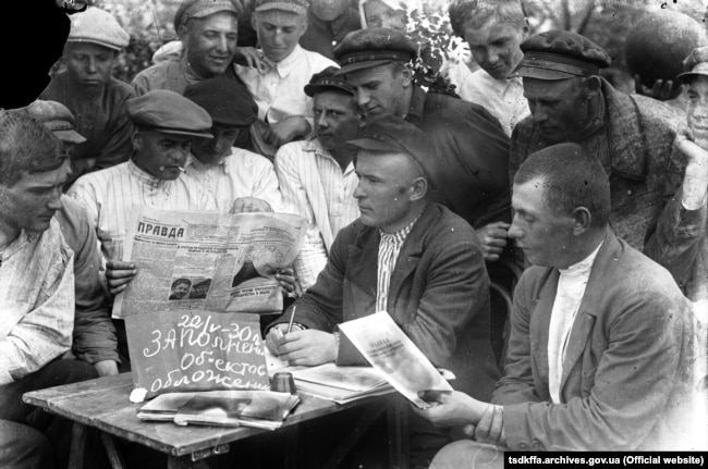 Уповноважений розповідає селянам із села Удачне про новий податок. Донеччина, 22 травня 1930 року