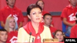 Дариға Назарбаева "Асар" партиясының жиынында тұр. 2005 жылдың қарашасы.