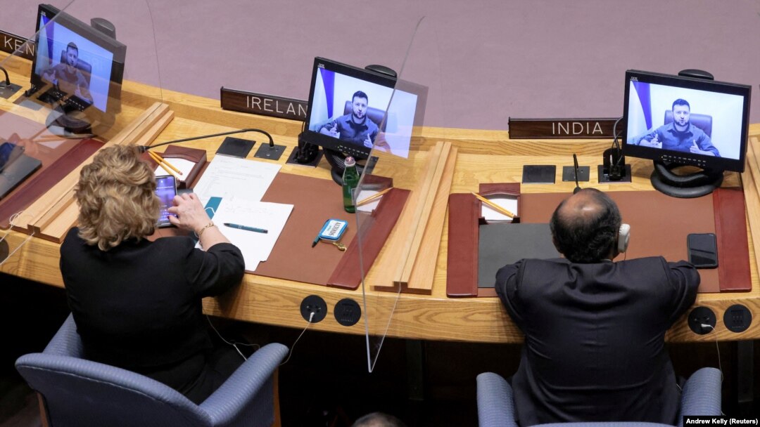 Membrii Consiliului de Securitate ONU ascultând mesajul președintelui ucrainean. Aici, Irlanda, India și Kenia, membrii nepermanenți.