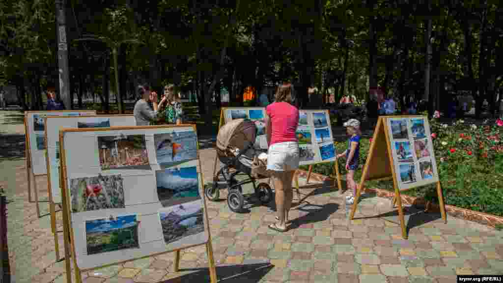 На стендах – десятки фото. На всіх зображений Сімферополь