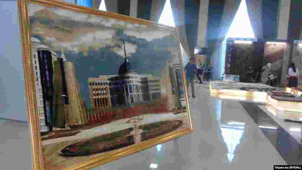Ковер с изображением административных зданий в центре Астаны.