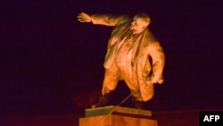 Харьковтегі құлап бара жатқан Ленин ескерткіші. 28 қыркүйек 2014 жыл