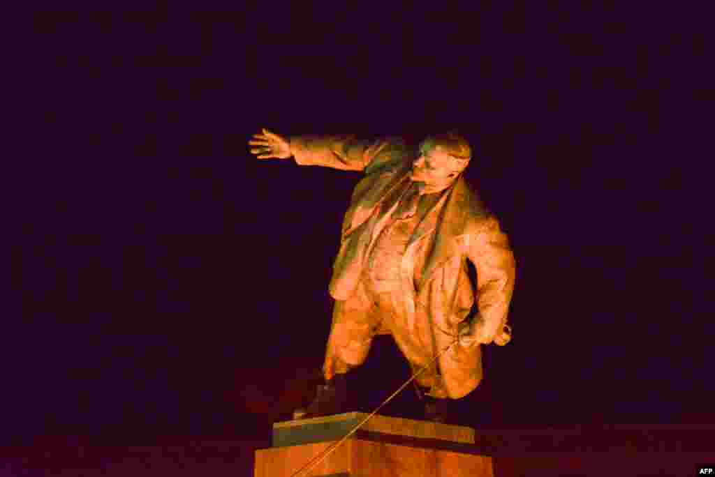Пам&#39;ятник Леніна в момент падіння 