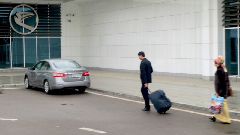 Aşgabadyň aeroportunda käbir ýolagçylaryň goşlary açylyp barlanýar