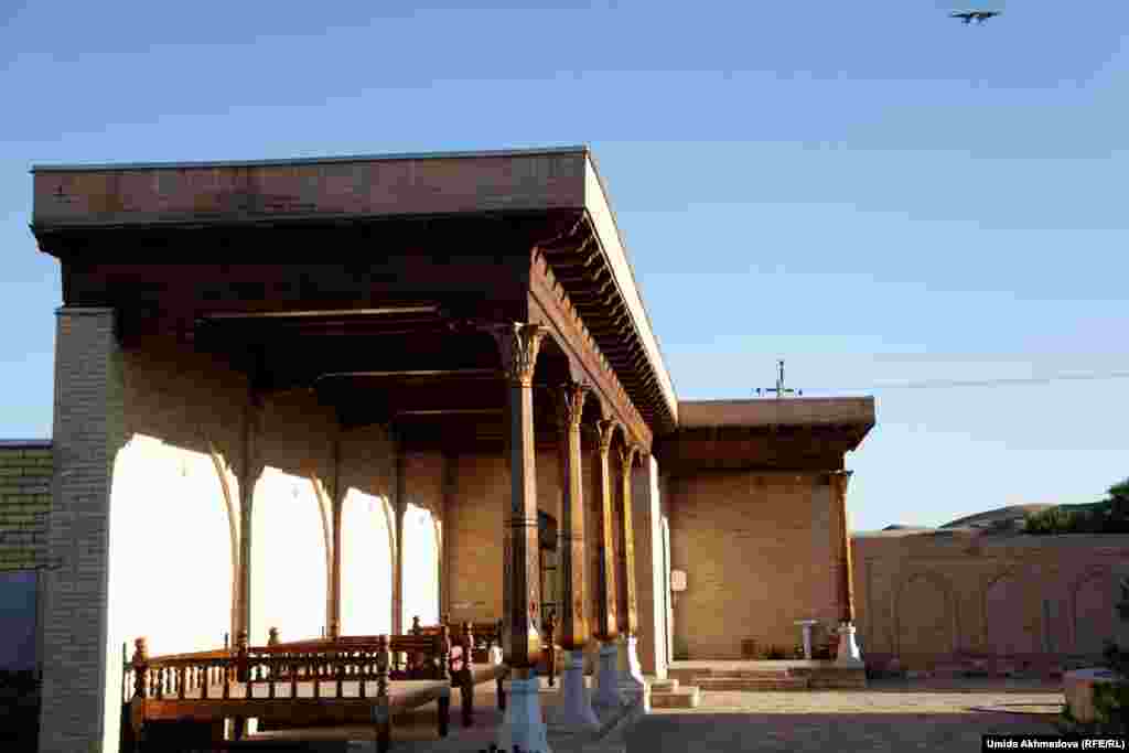 Топчаны (айваны) во внутреннем дворике мавзолея Айтеке би.
