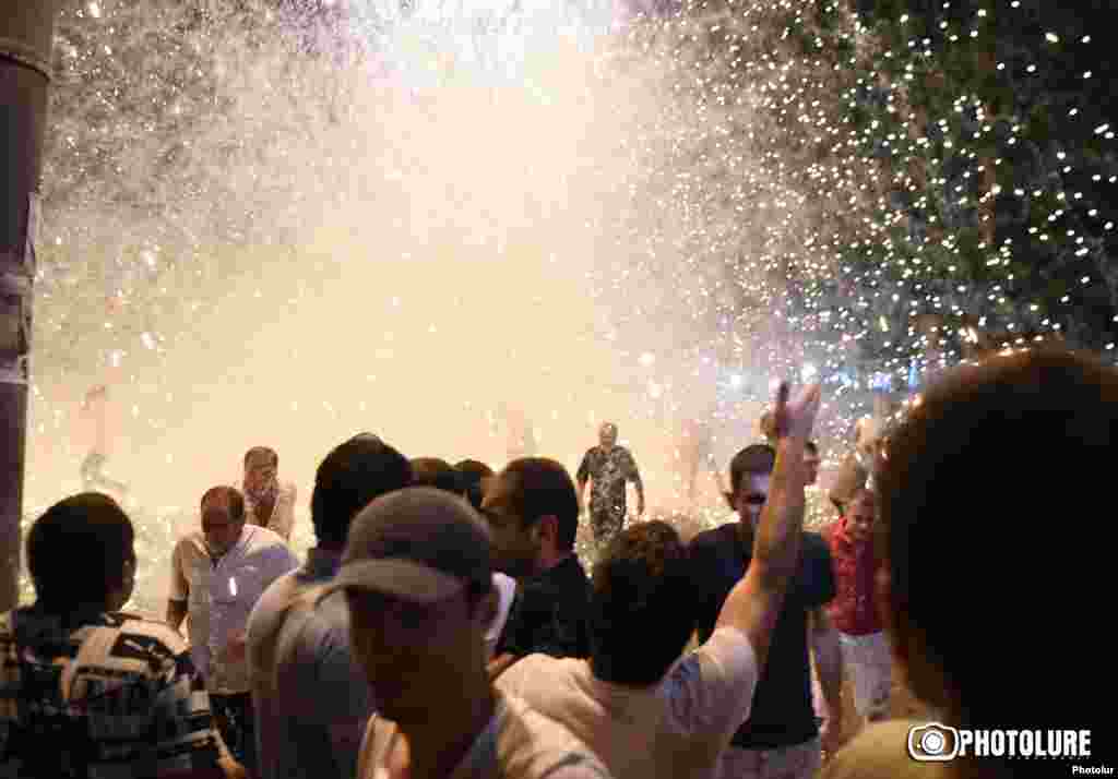 Летом этого года в Ереване вооруженная группа &nbsp;&quot;Сасна Црер&quot; захватила здание полиции и потребовала освободить политических заключенных и сменить власть в стране. Тогда же сотни людей вышли на улицы с мирным протестами в поддержку захватчиков, а полиция эти протесты жестоко разогнала: против демонстрантов и журналистов применили слезоточивый газ, светошумовые гранаты и резиновые дубинки. Радикальные оппозиционеры удерживали здание полиции в течение двух недель, но потом добровольно сложили оружие, так и не добившись своих требований. После этих событий армянские власти задержали 24 человек, причастных к захвату, а в стране&nbsp;запретили продажу оружия. Тем не менее президент Серж Саргсян пообещал реформы и сформировать &quot;власть национального согласия&quot;
