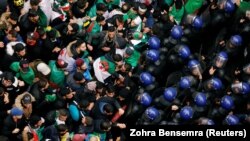آرشیف، معترضان در الجزایر. ۲۲ مارچ ۲۰۱۹ / REUTERS/Zohra Bensemra