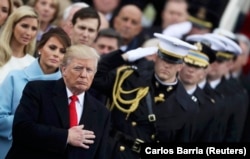 Američki predsjednik Donald Trump sluša nacionalnu himnu nakon ceremonije inauguracije kojom se zaklinje kao 45. predsjednik Sjedinjenih Država na zapadnom pročelju američkog Kapitola u Washingtonu 20. januara 2017.