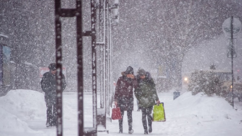 В Уфе снег рухнул с многоэтажки на школьниц
