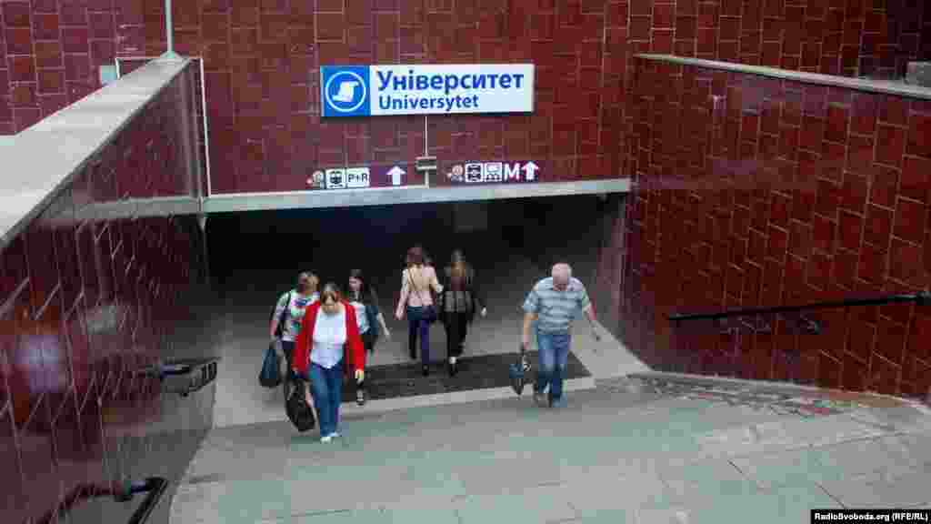 Дороговкази для гостей міста при вході до станції метро «Університет» (фото О. Овчинникова)