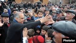 Armenia - Opposition leader Raffi Hovannisian greets supporters in Ashtarak, 23Feb2013.