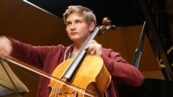 Tineri muzicieni români la Academia Kronberg: de vorbă cu violoncelistul Jan Sekaci
