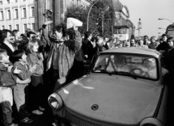Западные берлинцы приветствуют восточных. 10 ноября 1989 года.