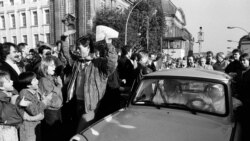 Західні німеці вітають східних, які приїхали до Західного Берліна 10 листопада 1989 року.