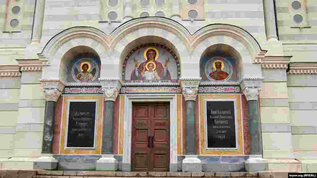 Бічний вхід собору прикрашають лики православних святих