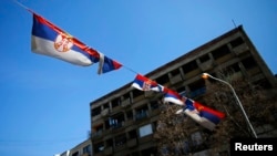 Flamuj serbë në Mitrovicë, foto nga arkivi