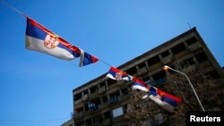 Flamuj të Serbisë në Mitrovicën e Veriut. Fotografi nga arkivi. 