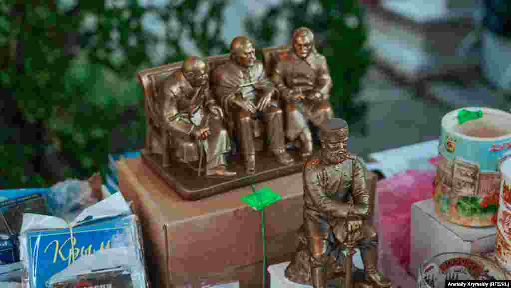 Также как и миниатюру памятника Уинстону Черчиллю,&nbsp;Франклину Рузвельту и Иосифу Сталину, а также российскому императору Александру III