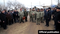 Министр обороны Азербайджана Закир Гасанов в селе Алибейли, февраль 2014 г. 