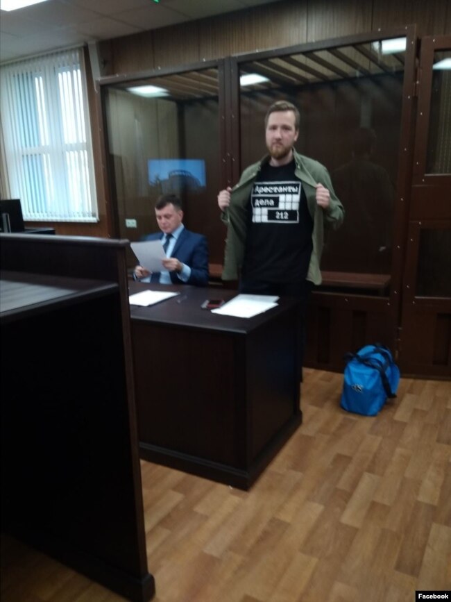 Сергей Абаничев и его адвокат Фёдор Сирош в зале суда
