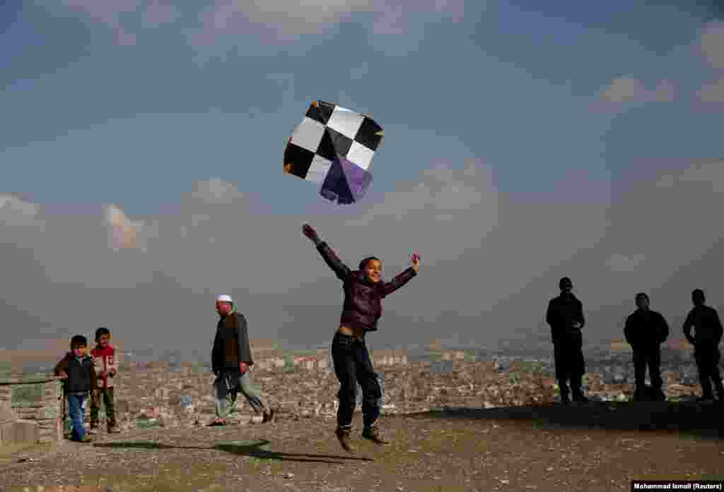 Аўганскі хлопчык запускае паветранага зьмею. Reuters/Mohammad Ismail