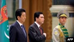 Shinzo Abe və Gurbanguly Berdymukhamedov 