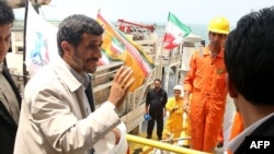 A picture released by the Iranian President's website shows President Mahmoud Ahmadinejad (l) visiting his country's first offshore oil platform in the Caspian Sea, on July 24, 2009. AFP PHOTO/IRANIAN PRESIDENCY / AFP PHOTO / IRANIAN PRESIDENCY