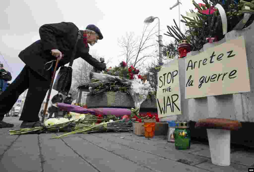 Ռուսաստան -- Տարեց մի մարդ ծաղիկներ է դնում ի հիշատակ Փարիզի ահաբեկչության զոհերի Մոսկվայում Ֆրանսիայի դեսպանատան առջև, 14-ը նոյեմբերի, 2015թ․