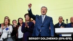 Сотні людей прийшли на Банкову, щоб подякувати президенту