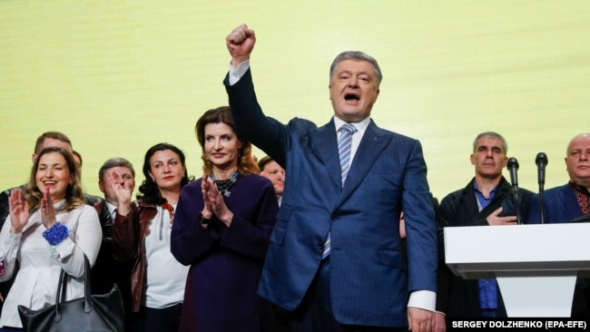Петр Порошенко выступает в своем штабе после поражения во втором туре выборов